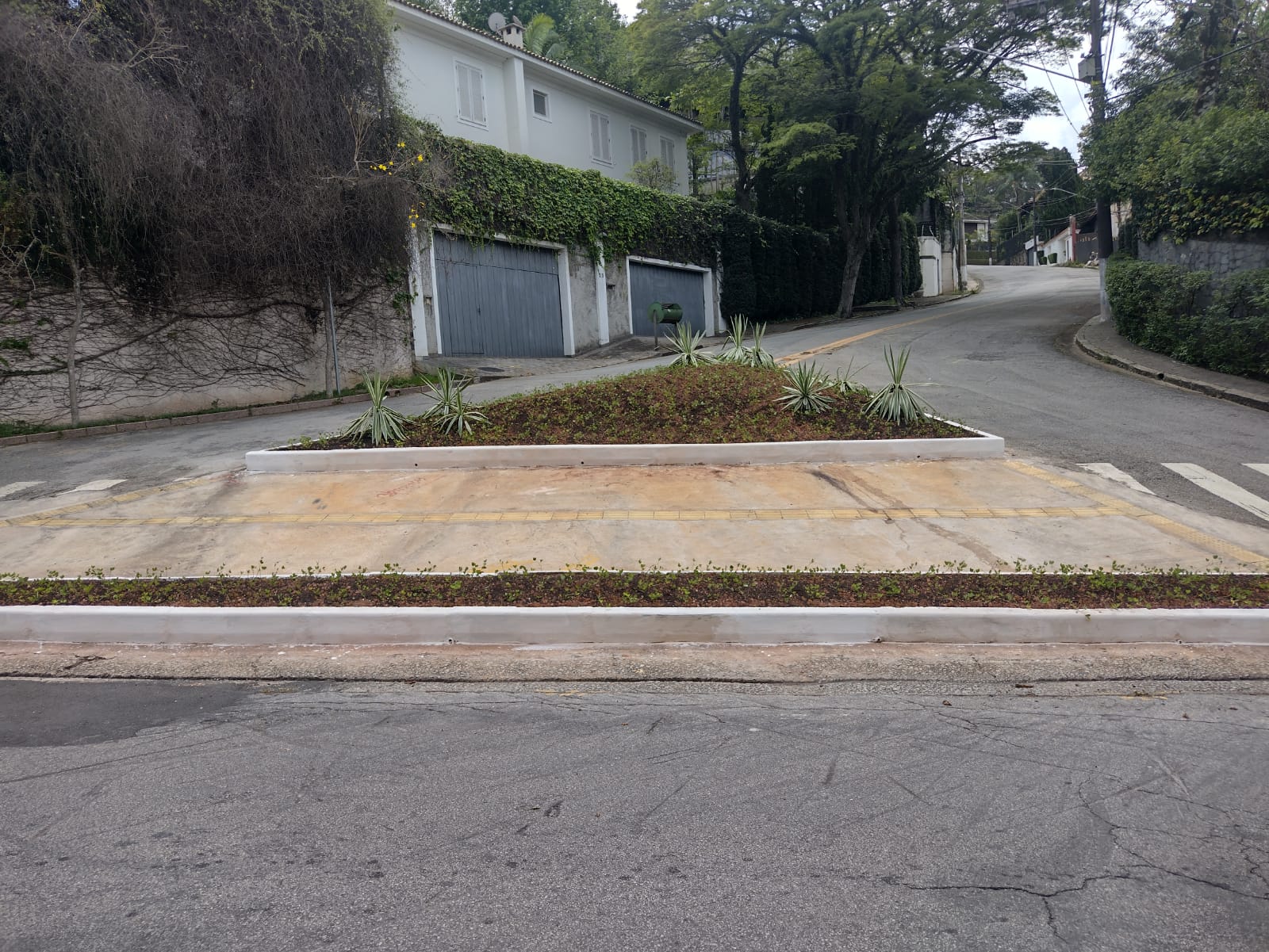 Intervenção do projeto Bairro Protegido na rua Raulino de Oliveira com av Lopes de Azevedo.